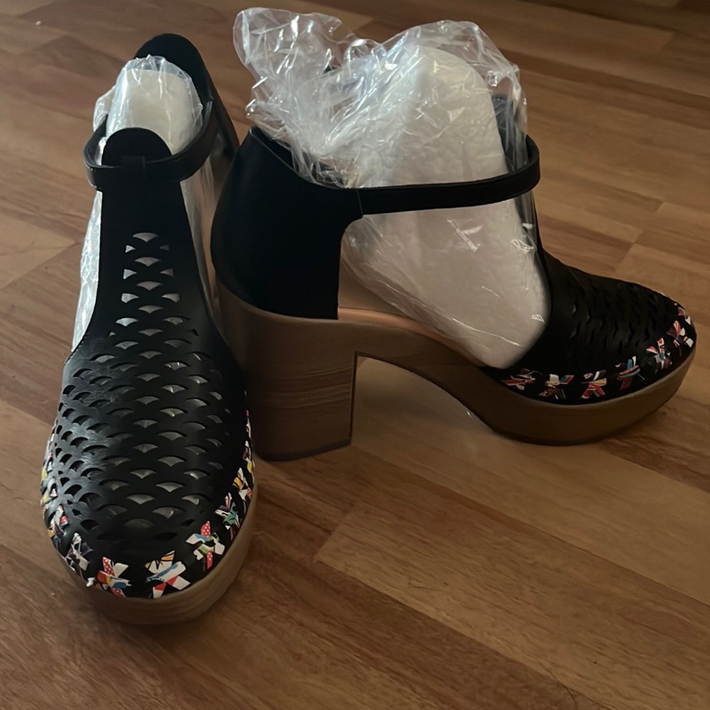 Tinstree Closed Toe Shoes 👠